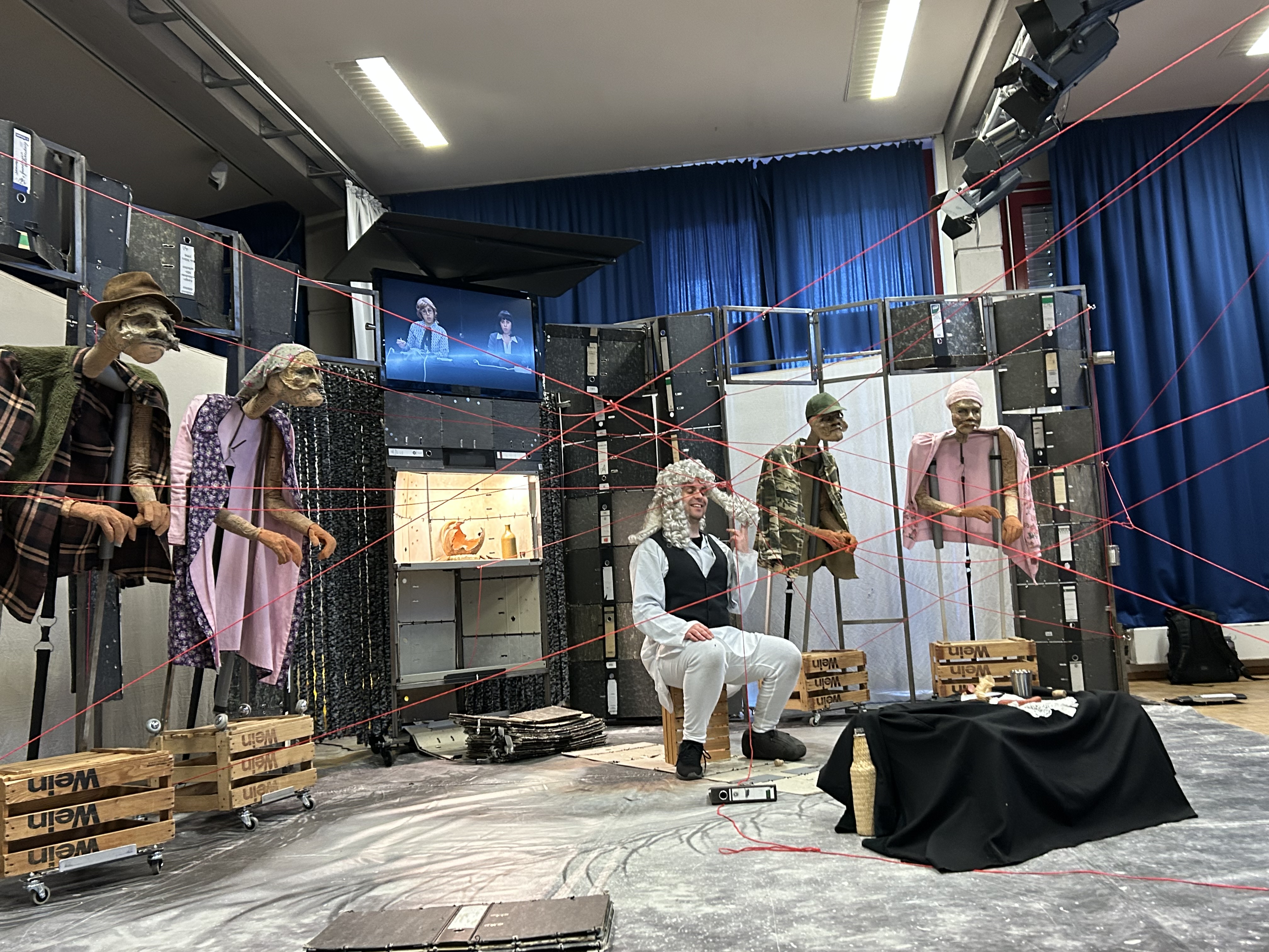 „Der Teufel wirft sich in die Perücke“ -   THEATERmobileSPIELE gibt Kleists „Zerbrochenen Krug“ am Gymnasium Bad Waldsee