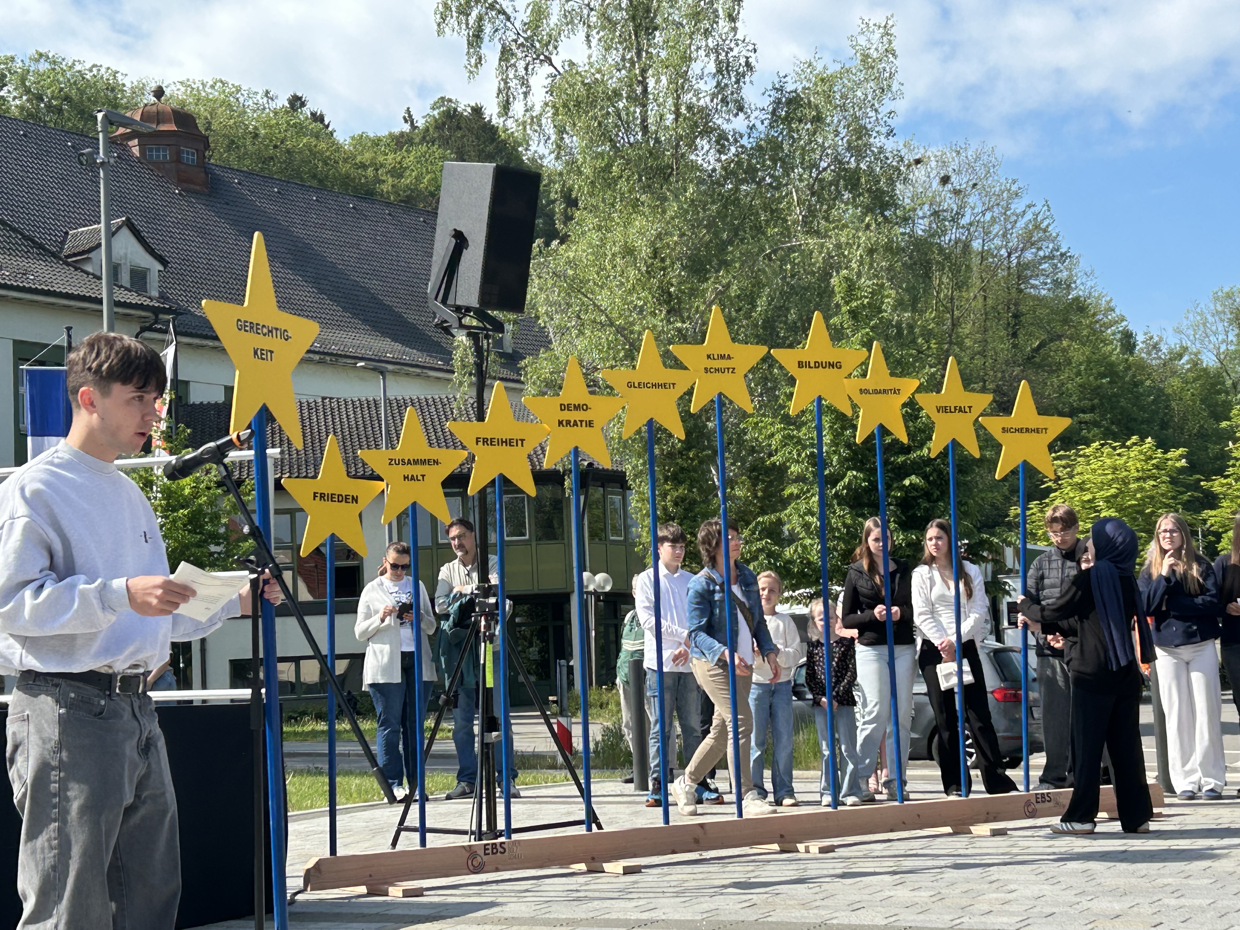 Gemeinschaftsprojekt der vier Schulen sorgt für musikalischen und symbolischen Rahmen zum Auftakt des Europatages in Bad Waldsee