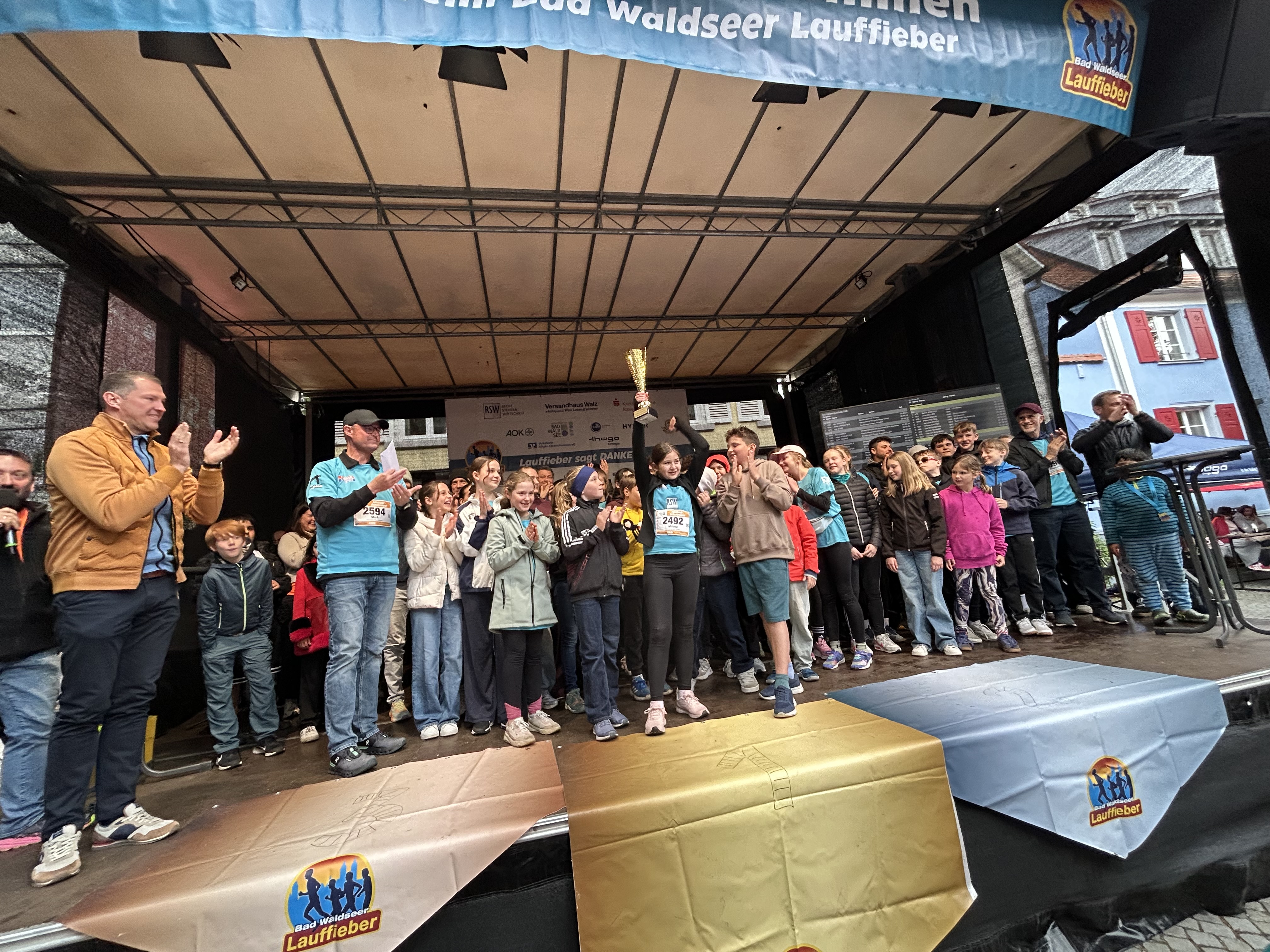 Gymnasium gewinnt beim Lauffieber den ersten Platz: 213 Läuferinnen und Läufer rennen sagenhafte 961 Runden (Fotos in der Bildergalerie)