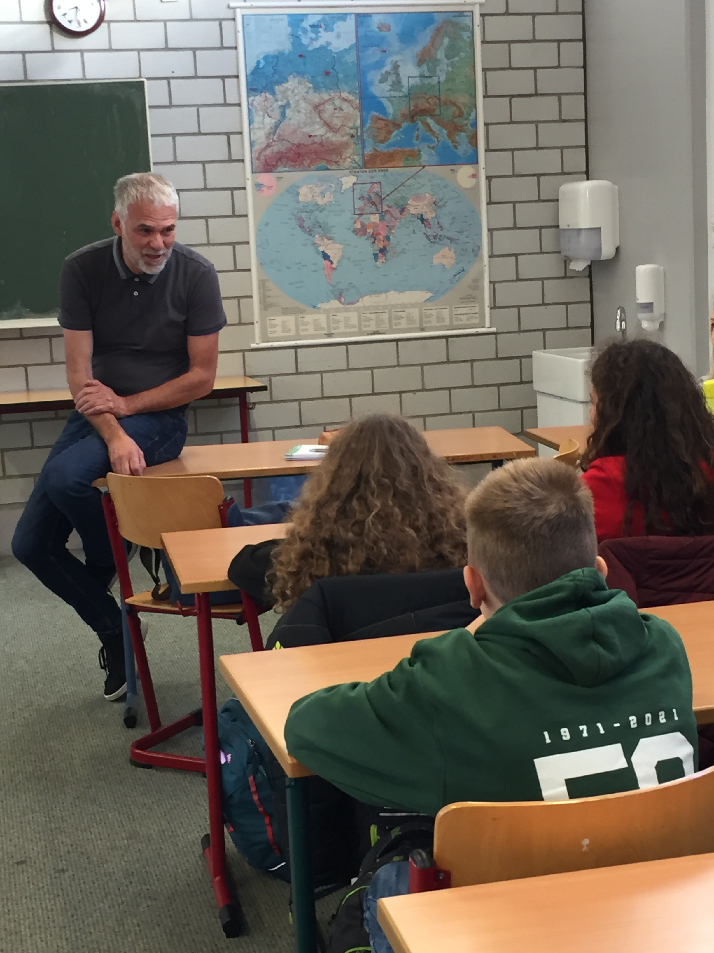 Gerhard Messer von der Polizei Ravensburg im Klassenzimmer unterwegs gegen Gewalt im Netz