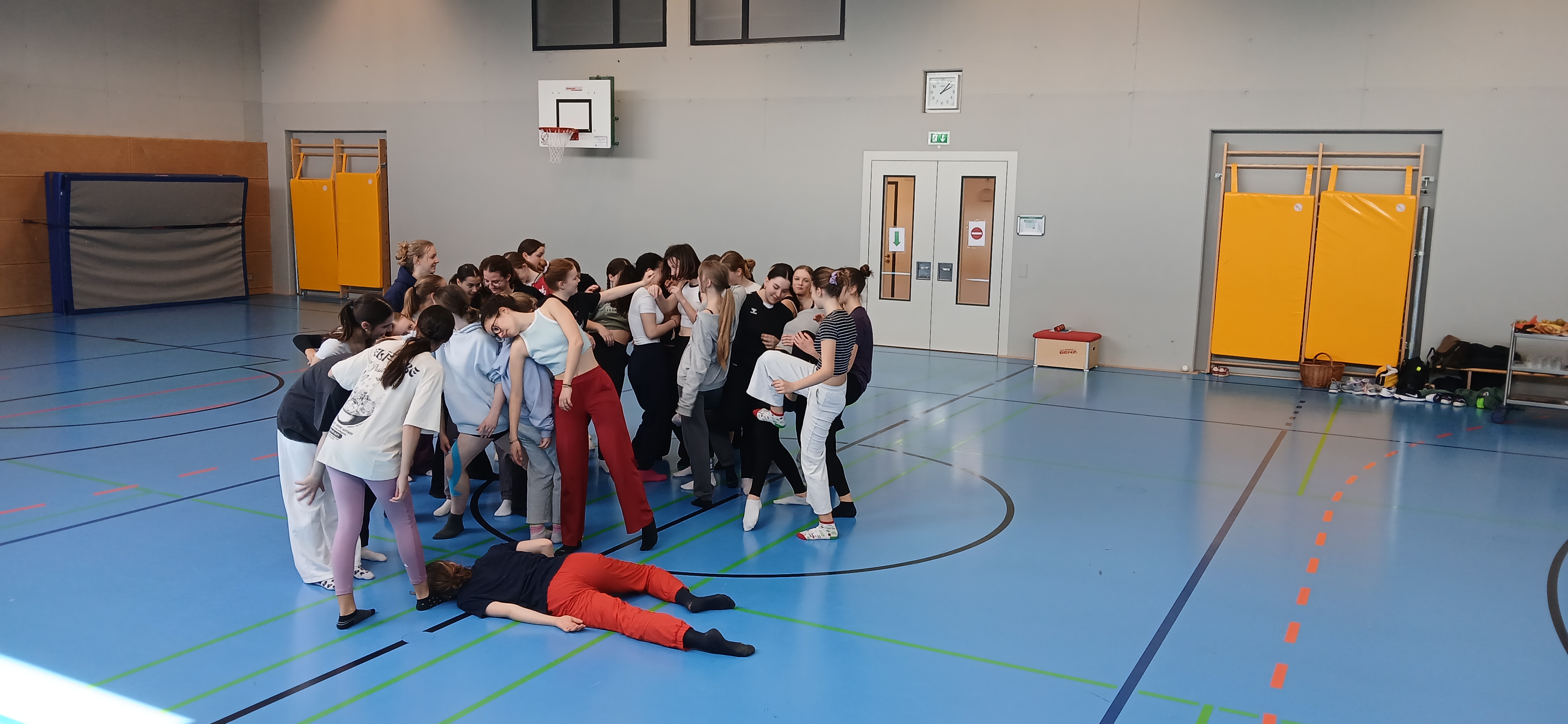 Tanzworkshop der „Compagnie Paris“ am Gymnasium – ein kostenloses, aber wertvolles Angebot des DFI aus Tübingen