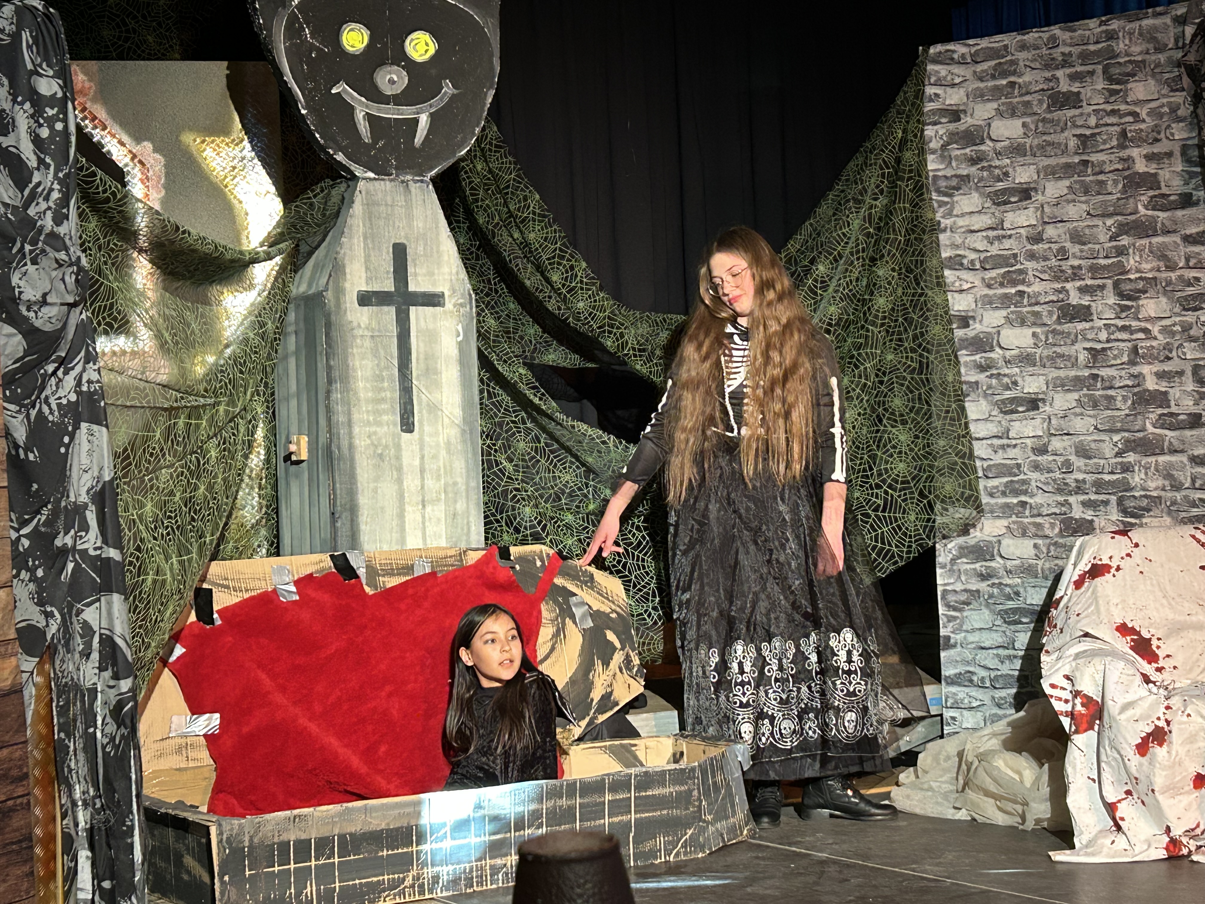 Unterstufentheater mit Biss! Zwei Mal „Zombiene – Cousine des Bösen“ von Thomas Volkwein am 13. und 14.5.2025 im Musiksaal