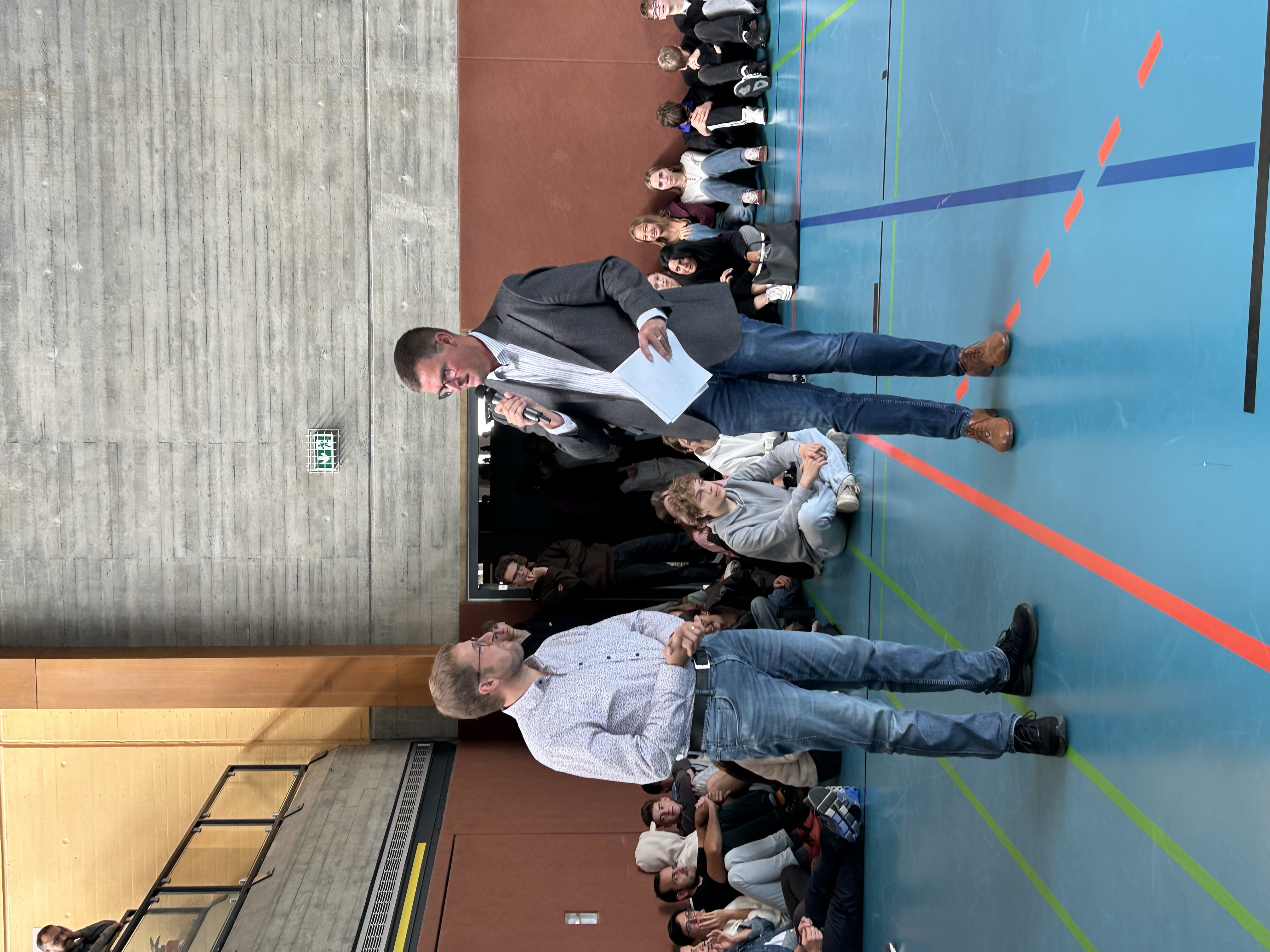 Schulversammlung begrüßt neuen Lehrerkollegen und neue Fünftklässler