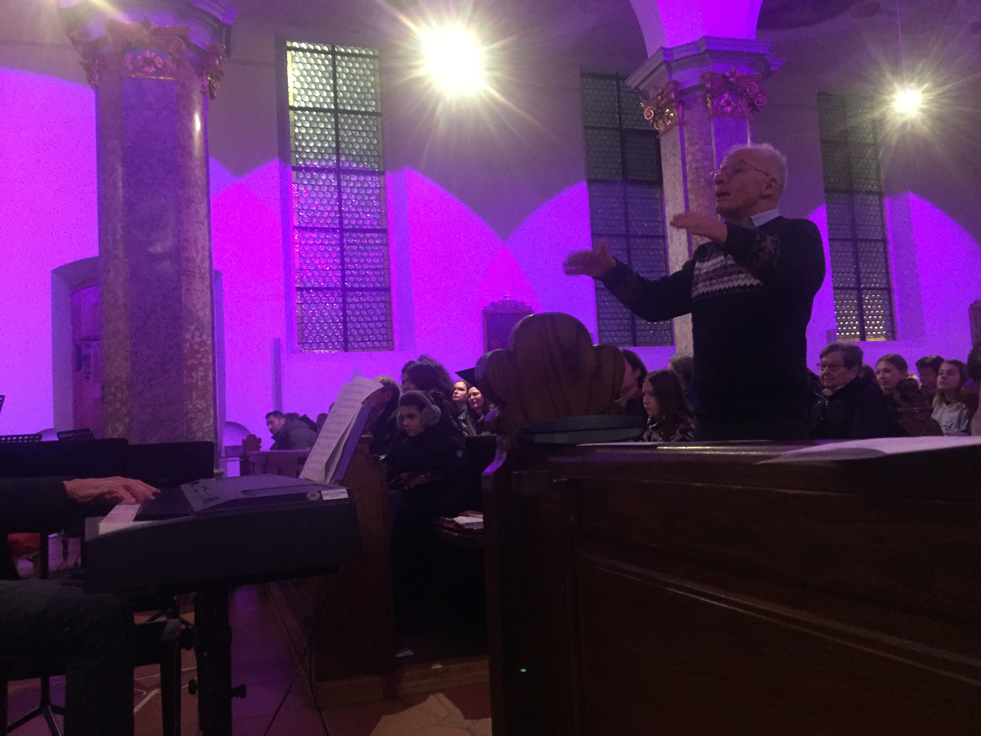 Adventskonzert in St. Peter: 250 Schülerinnen und Schüler des Gymnasiums singen und musizieren