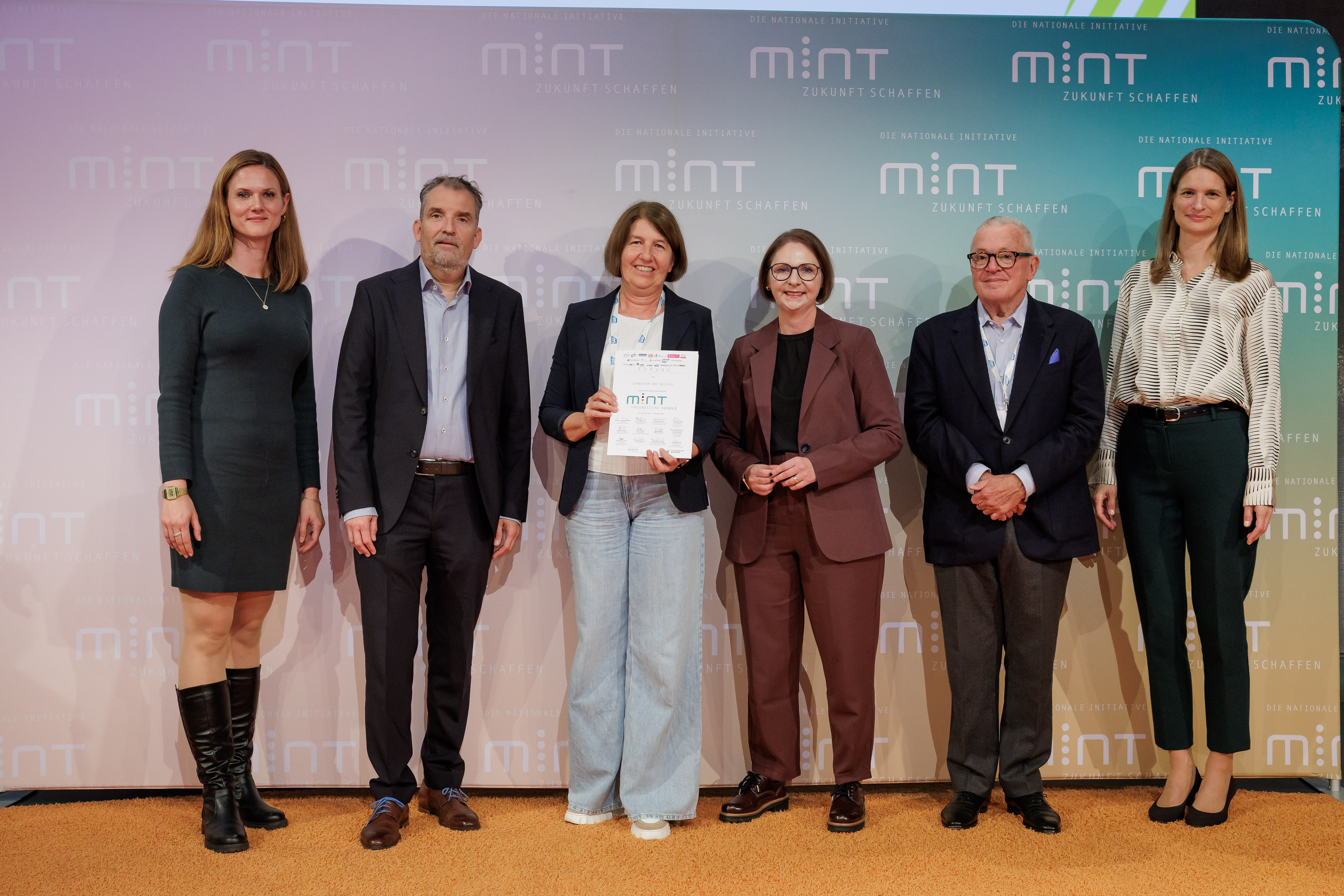 Gymnasium Bad Waldsee erhält erneut die Auszeichnung „MINT-freundliche Schule“