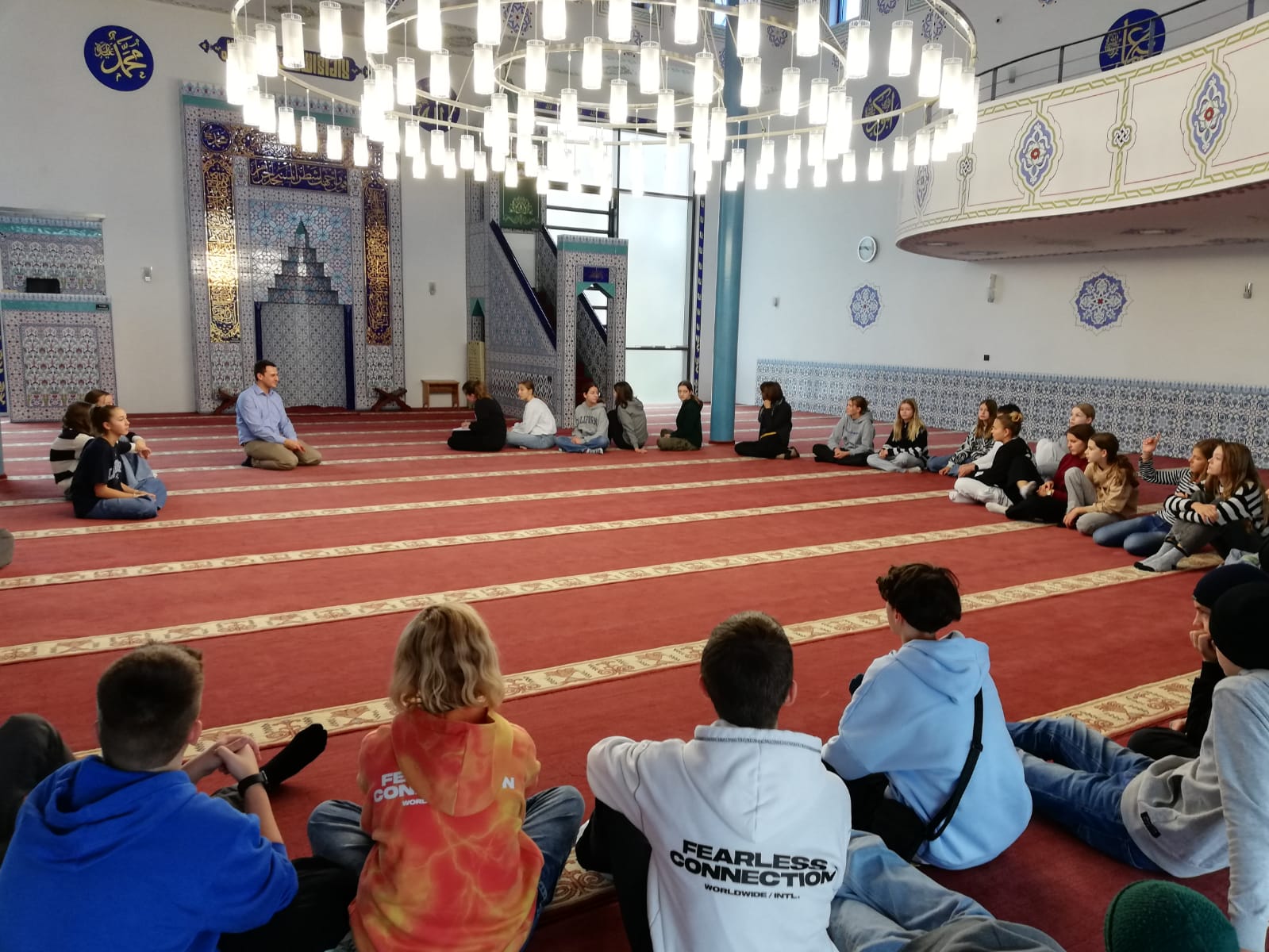 70 Schüler und Schülerinnen bei Moschee- und Kirchenbesuch in Ravensburg